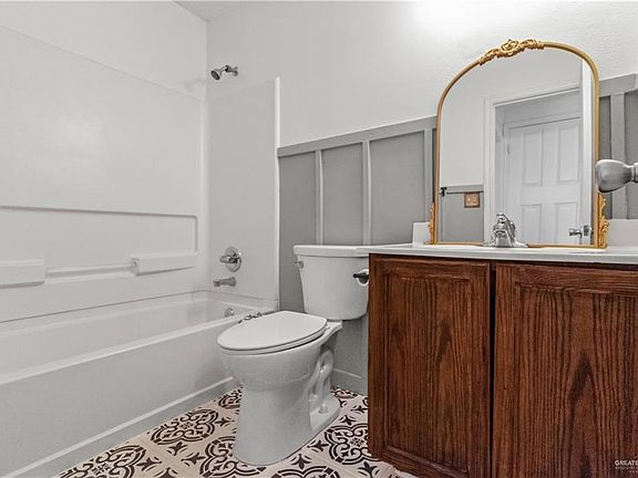 5th image of 3817 Drury Dr