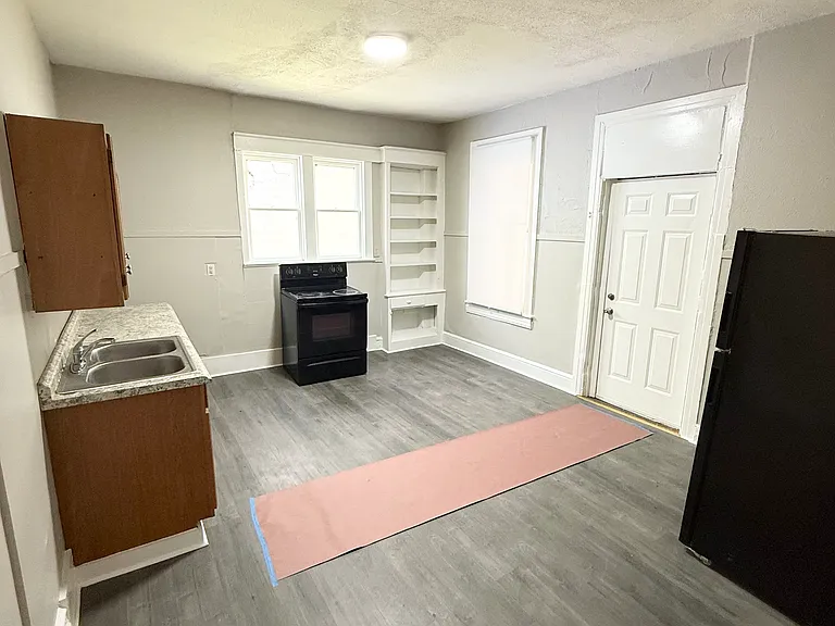 611 E Market St #1 — Photo 9