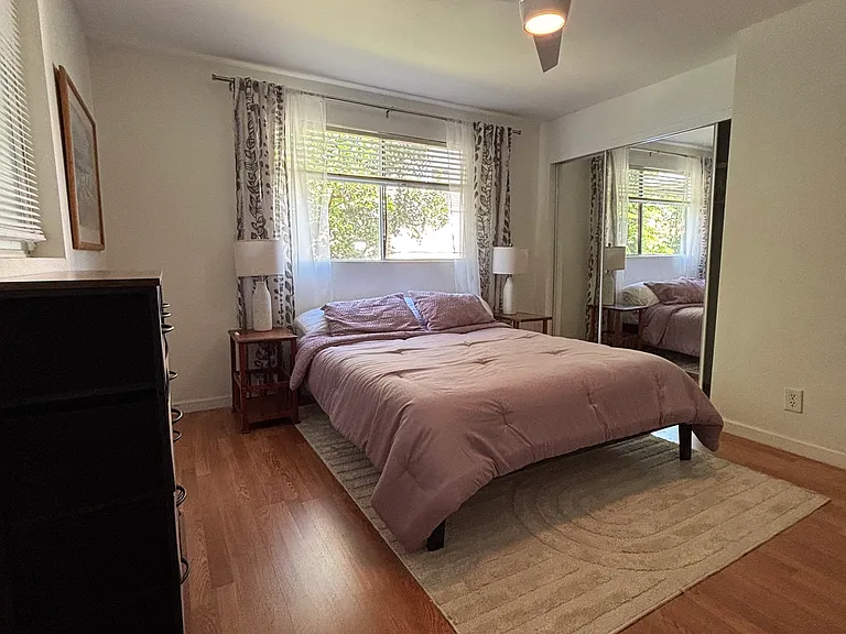Master Bedroom (queen bed)