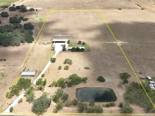725 COUNTY ROAD 777, Devine, TX 78016