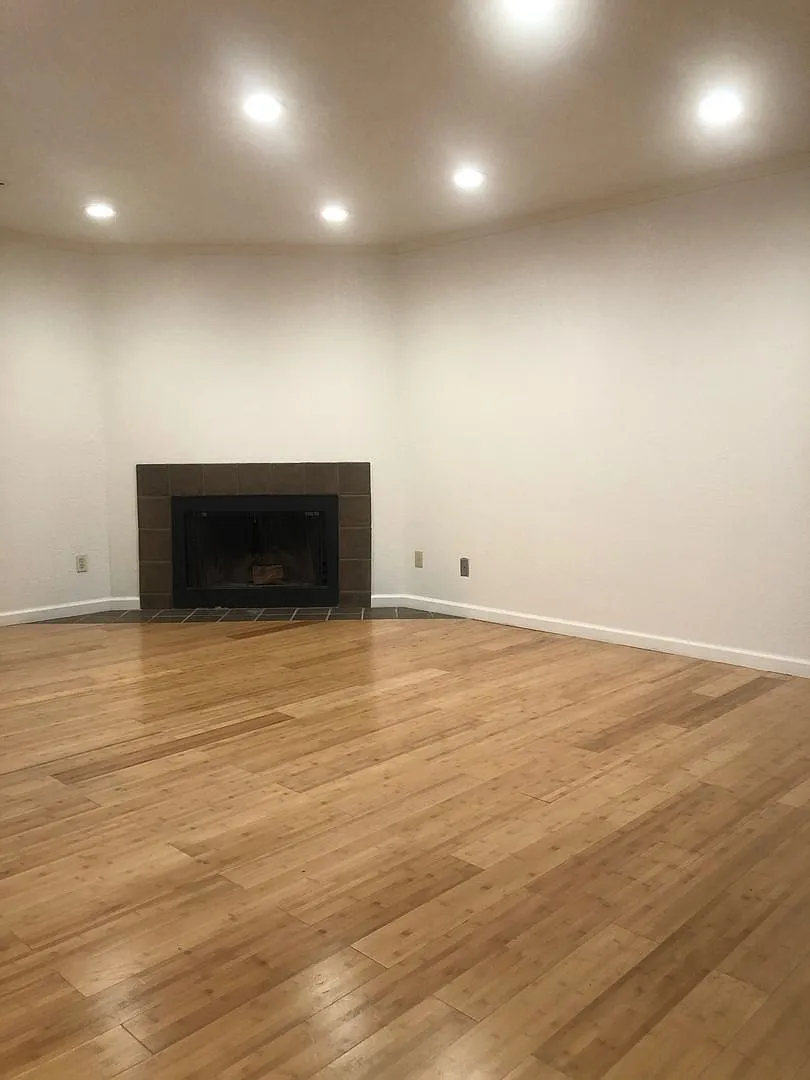 Back to School Two Weeks Free Rent! Darling condo in a great community with amenities — Photo 1