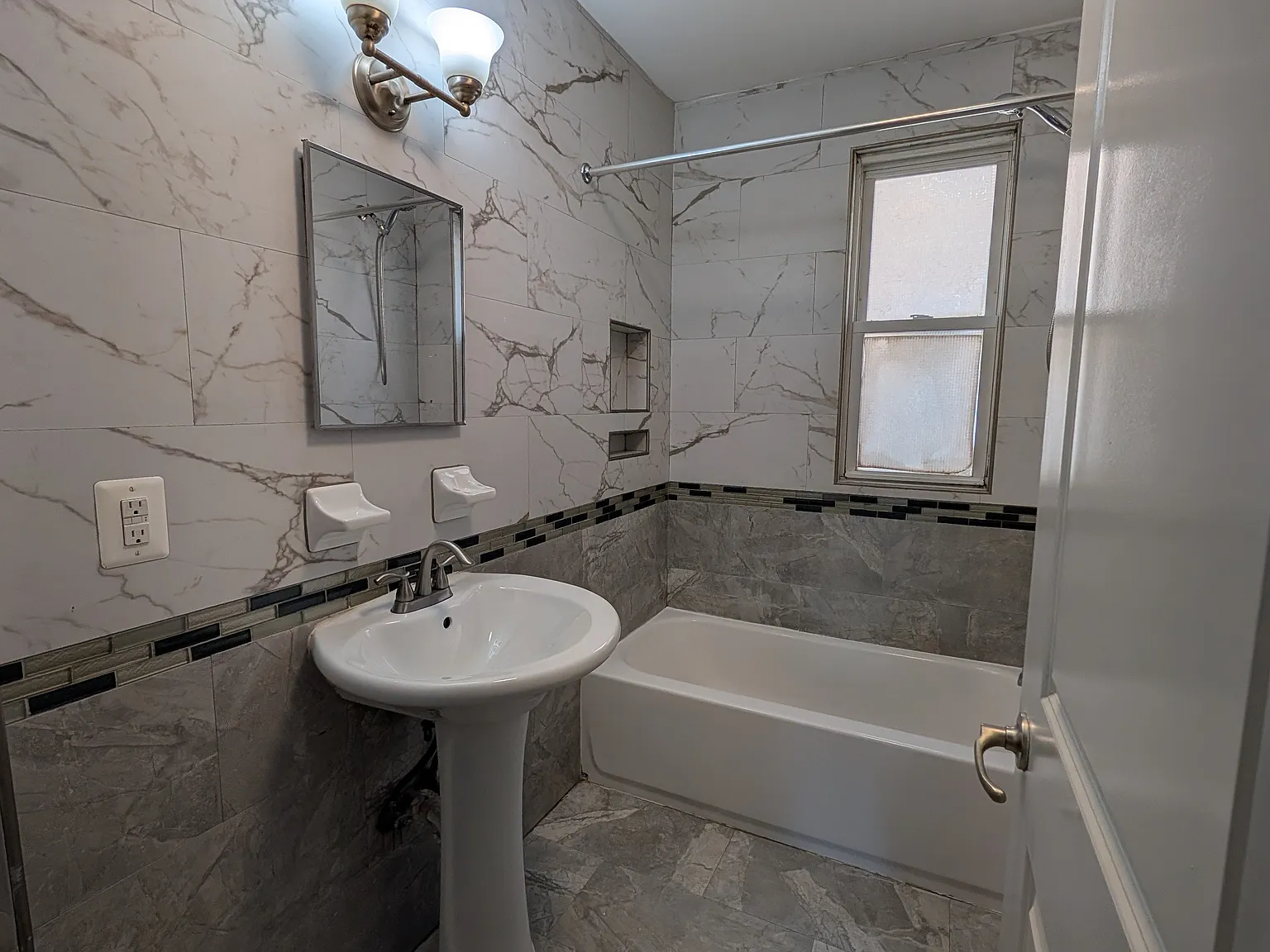 1 Bed 1 Bath — Photo 2