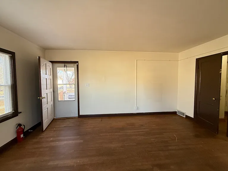 231 W 4th St #2 — Photo 12