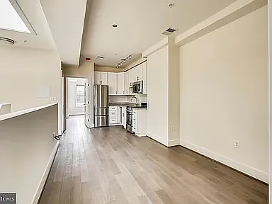 2 bed, 850 sqft, $3,690 — Photo 2