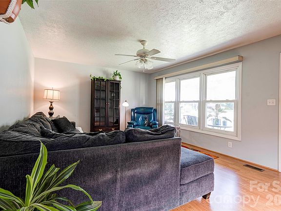 3rd image of 109 Delmar Rd