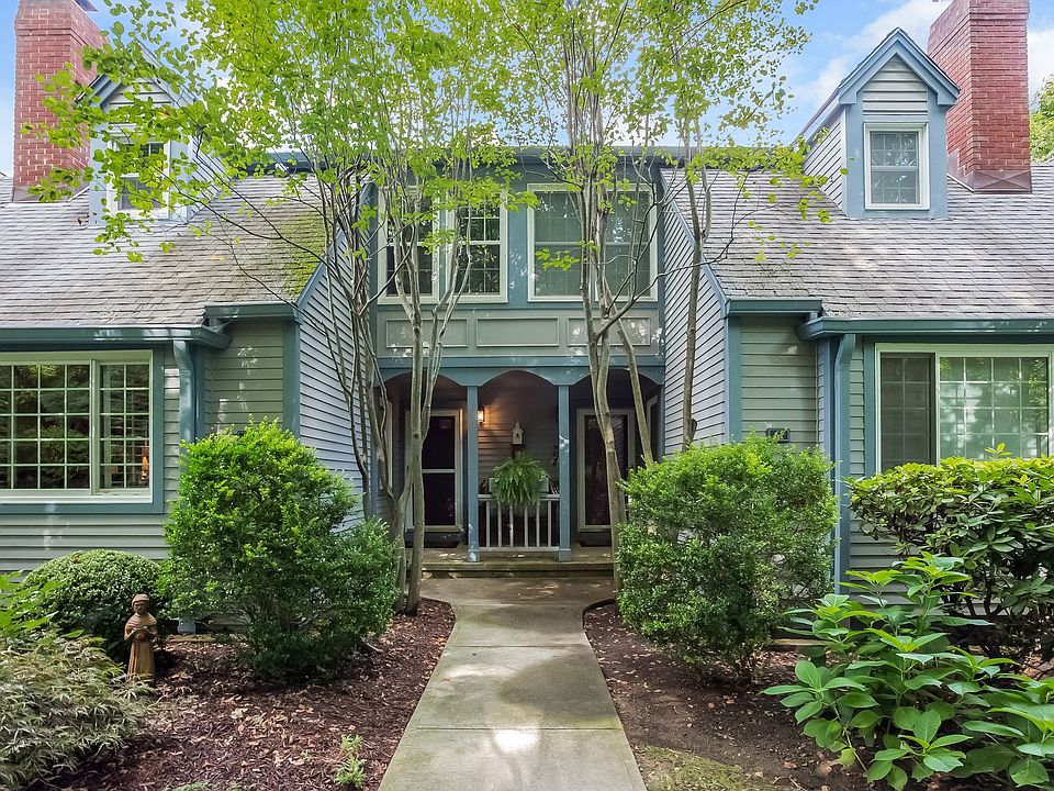 Beautifully renovated Home in Desirable Complex