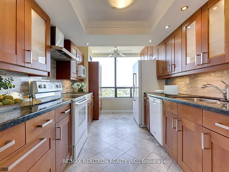 7460 Bathurst St #1609 — Photo 3