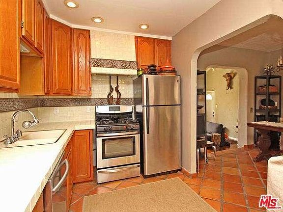 5th image of 2135 Whitley Ave