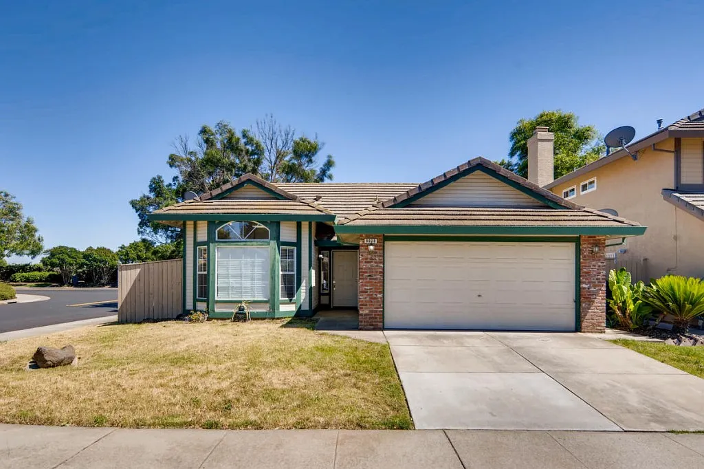 9018 E Valley Dr photo 1