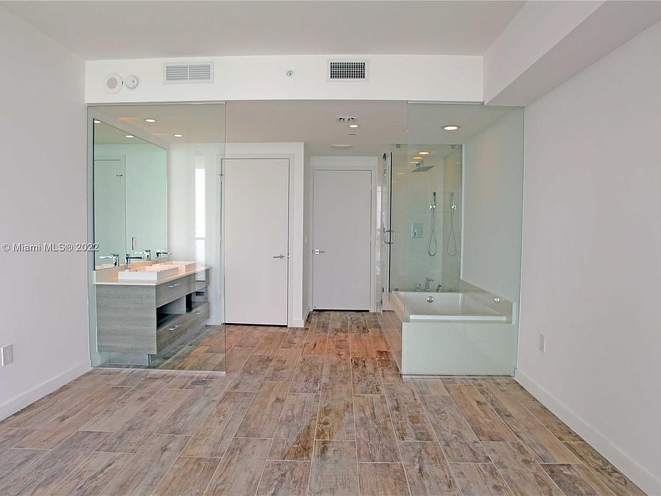 1st image of 650 NE 32nd St E #3101