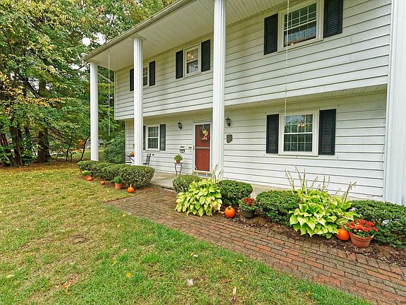 3rd image of 9 Hidden Valley Ln