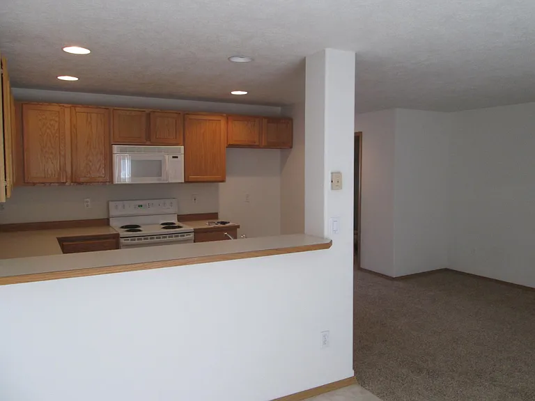 1454 SW 16th St — Photo 3