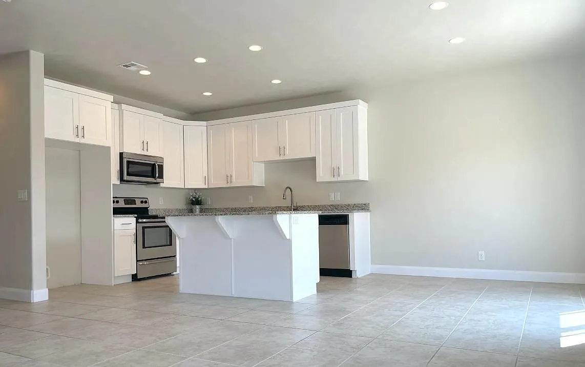 3 bed, 2.5 bath, 1700 sqft, $1,895 — Photo 3
