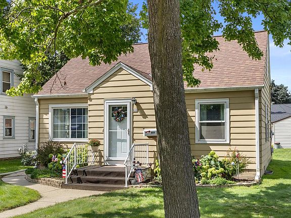 3rd image of 809 S 113th STREET