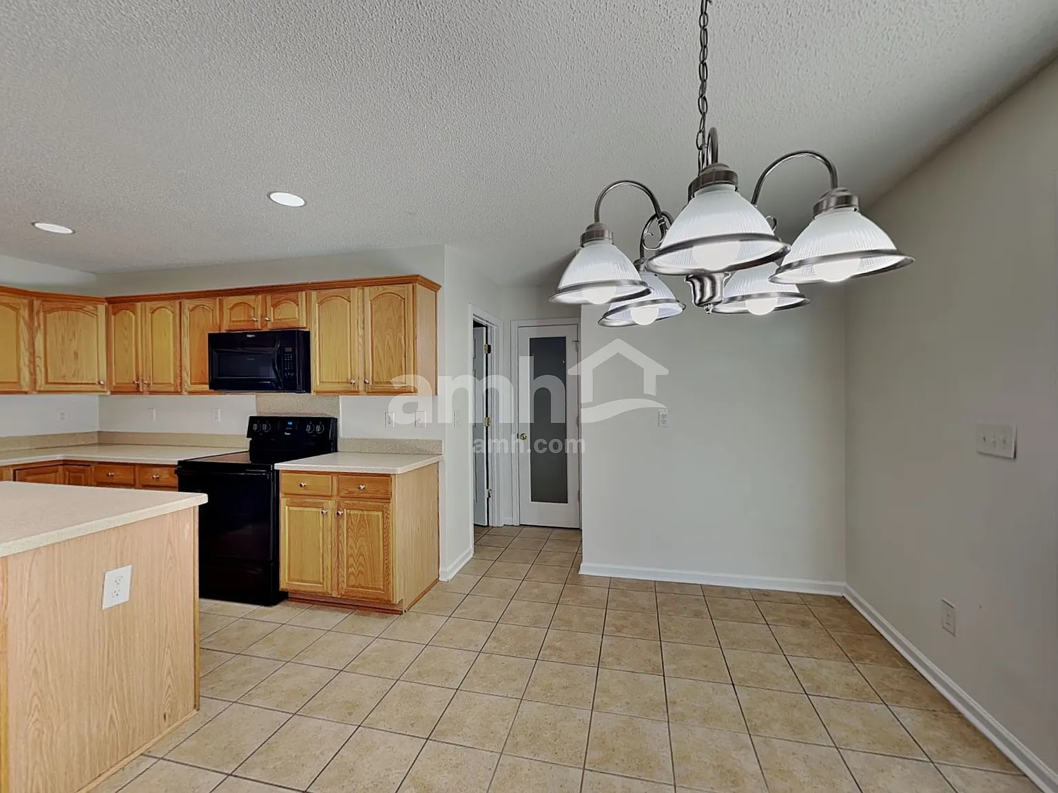 4 bed, 2.5 bath, 2584 sqft, $2,455 — Photo 4