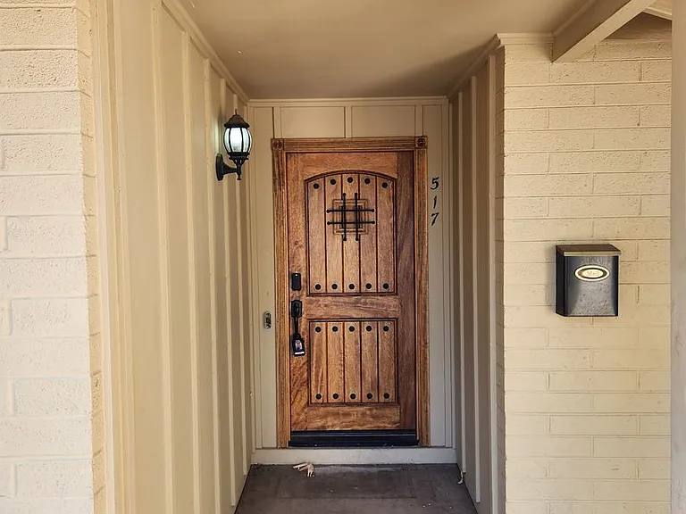 517 E Bishop Dr — Photo 2