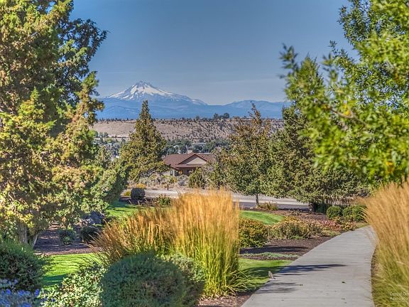 4th image of 430 SE Manzanita Dr