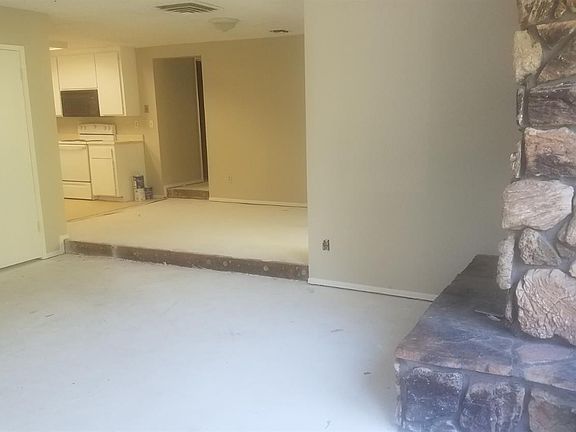 5th image of 2720 Woodridge Ct