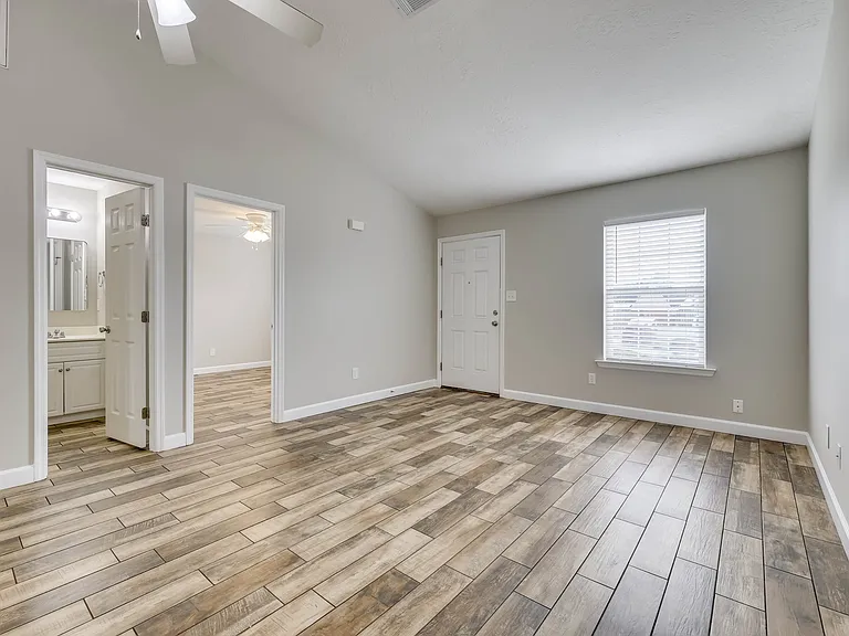 219 Lynbrook Way — Photo 3