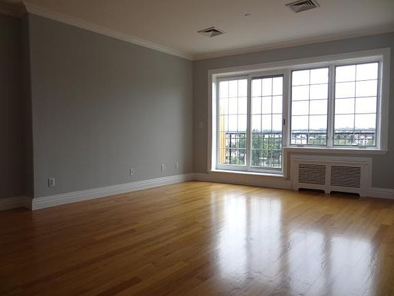4th image of 155 Bay St #55