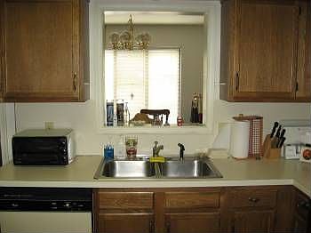 3rd image of 3201 Oakland Square Dr