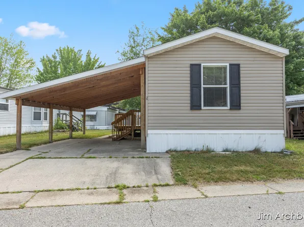 927 W Lake Dr #38, Fremont, MI 49412