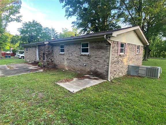 4th image of 1820 Walnut Ln