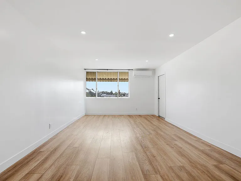 Encino Country Club Apartments — Photo 98