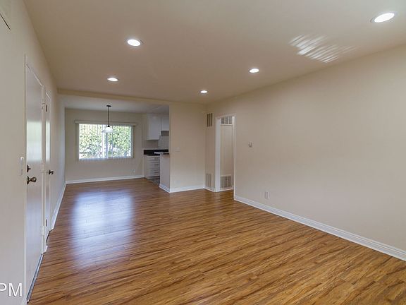 4th image of 12828 Oxnard St APT 08