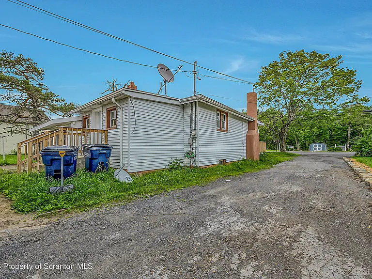 664 Laurel Dr #FRONT — Photo 3