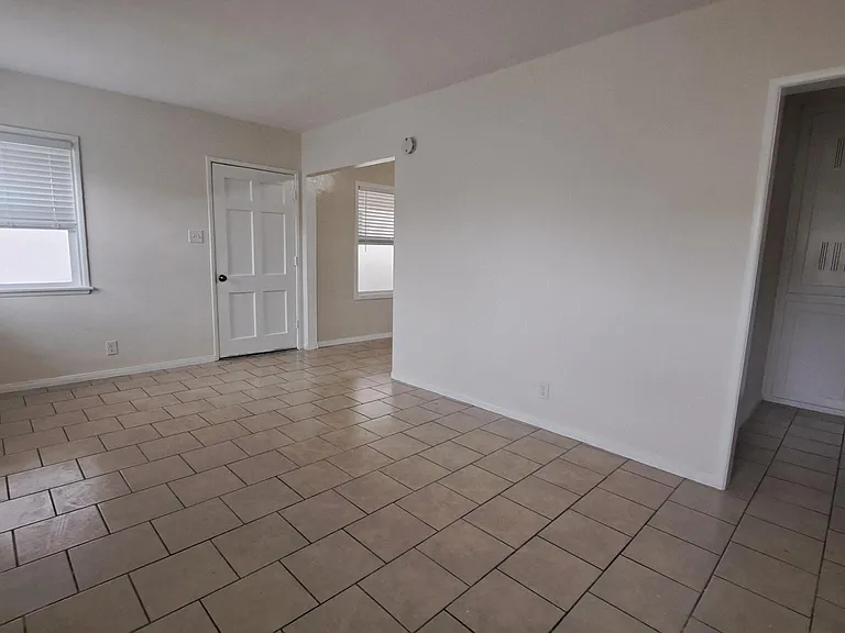 115 E Tamarack Ave #4 — Photo 16
