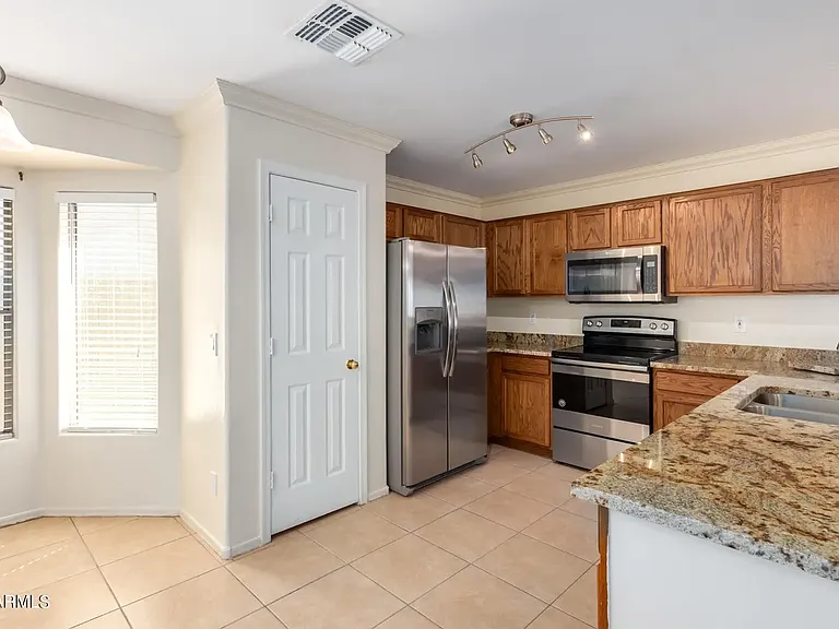 641 S 153rd Ln — Photo 3
