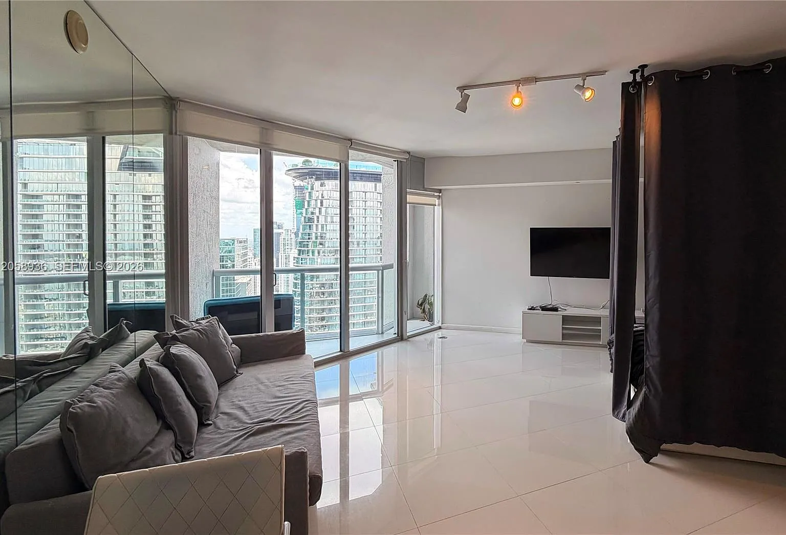 Iconbrickell Condo No 1 — Photo 1