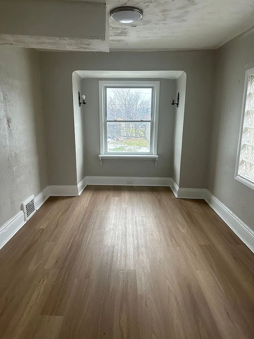 4bd Single Section 8/Cash Pay *1/2 Off Security Deposit Special* — Photo 1