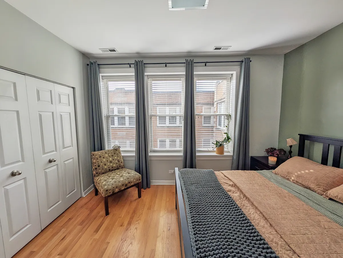 Building Photo - 534 1/2 W Belmont Ave #3S