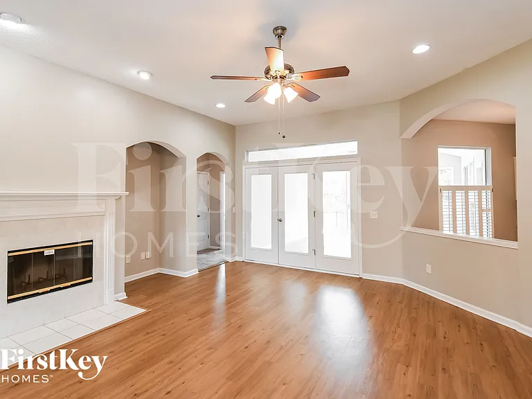 1528 Walnut Creek Dr — Photo 3