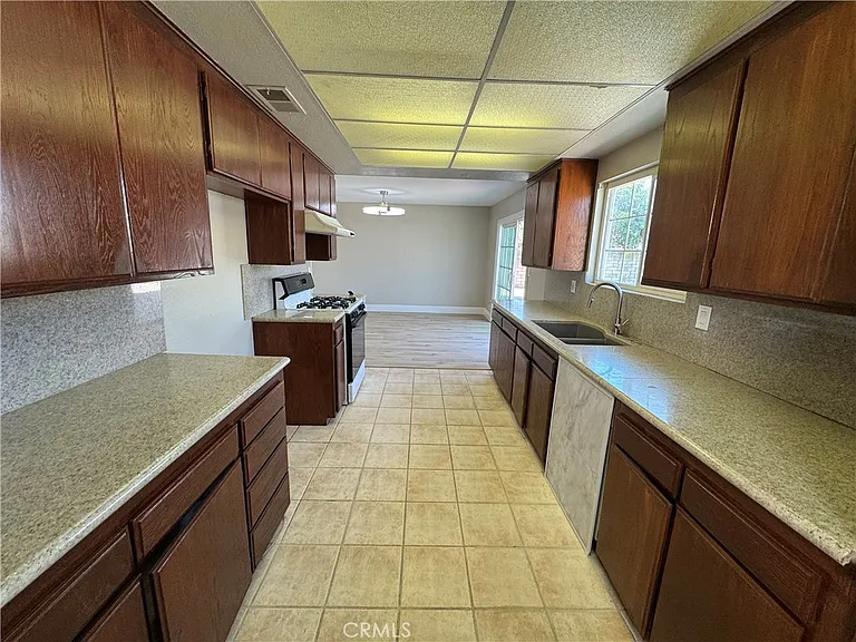 4037 S Ellesford Ave — Photo 22