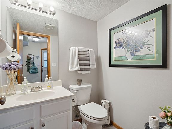 4th image of 527 E Goldfinch Dr