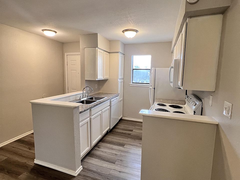 1st image of 146 W Lake Dr #104