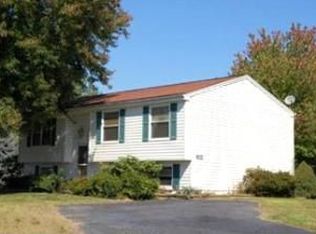 902 Redbud Ln NE, Leesburg, VA 20176