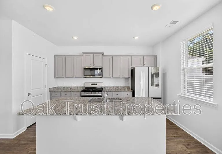 147 Cloverleaf St — Photo 5