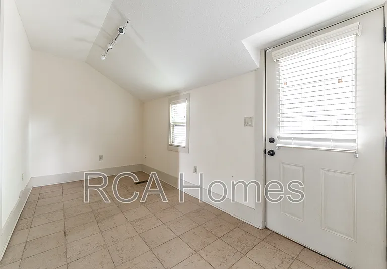 918 Prospect St — Photo 7