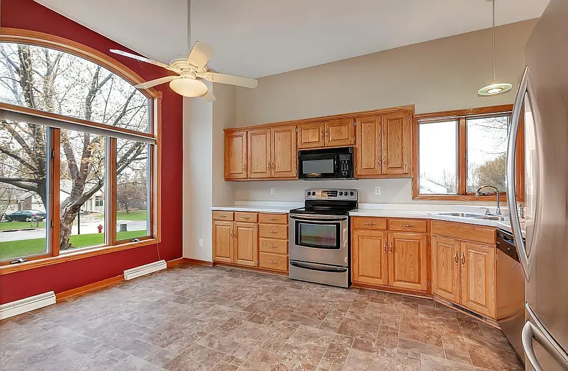 4 bed, 2586 sqft, $2,500 — Photo 4