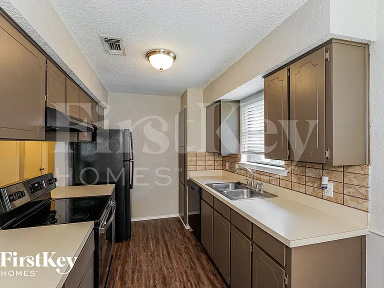 1128 Andrew St — Photo 7