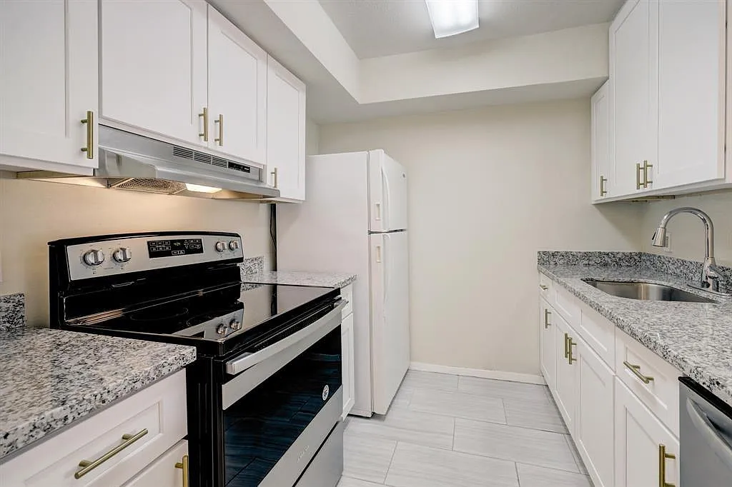 1 bed, 1.0 bath, 767 sqft, $1,200 — Photo 2