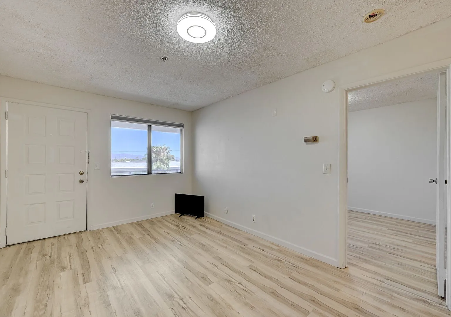 Beautifully Remodeled 1 Bedroom Condo - Close to UNLV Campus — Photo 3