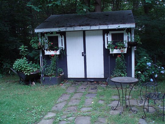 Cedar gard. shed w/ electric