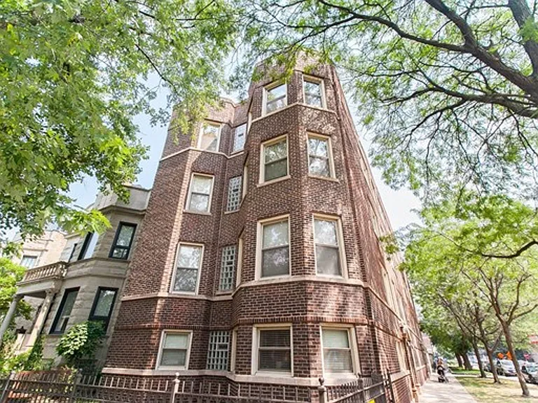1210 W Waveland Ave — Photo 3