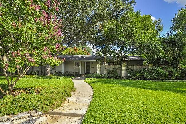 1st image of 300 Lilac Ln