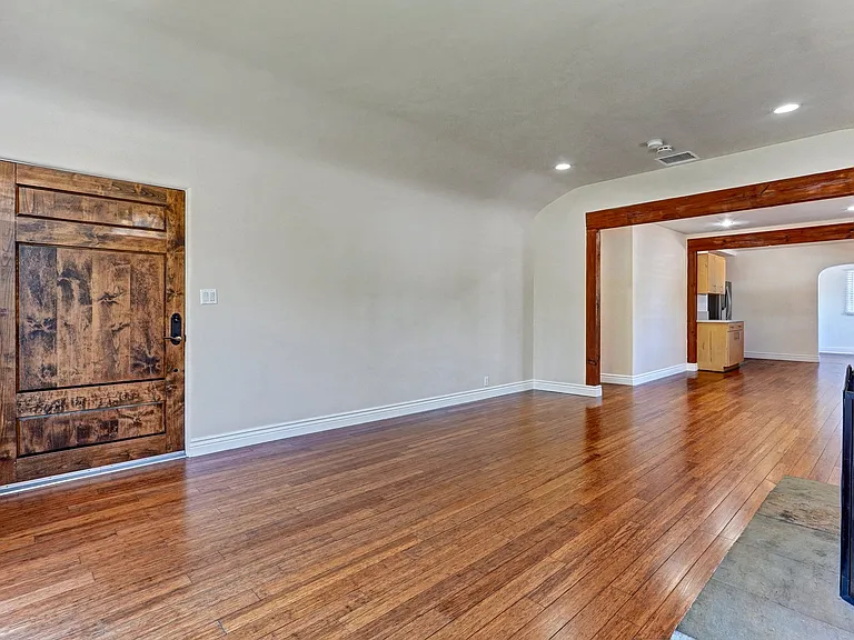 15340 Cohasset St — Photo 6
